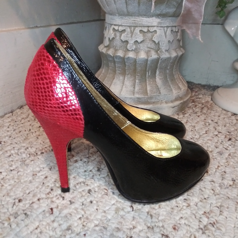 Shane & Shawn Sarah Black & Red Snakeskin Rounded Toe Retro/Pin-Up Style Pumps